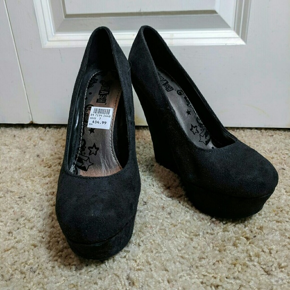 Never Worn Womens Black Suede Wedge Heel Size 7 - Picture 3 of 4